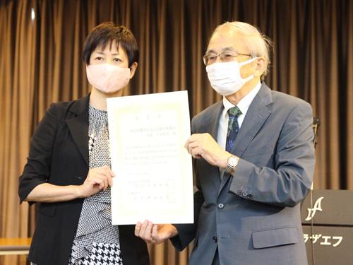 認定証を授与する消費者庁伊藤明子長官（写真左）と下田智久会長